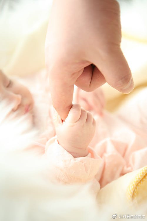 在出生后的第一个月,宝宝的手大部分时间是呈握拳状态,拇指被其他四个