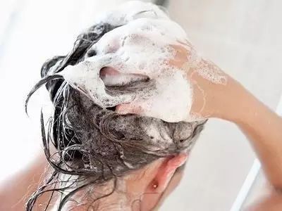 洗头没冲干净会怎么样全面为您解析洗头和洗头发注意事项