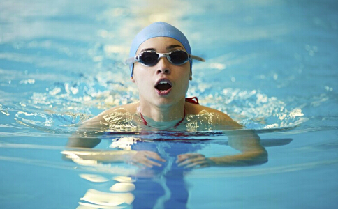 又这样一种流传甚广的说法:游泳是所有体育活动中对腰椎最好的,不仅