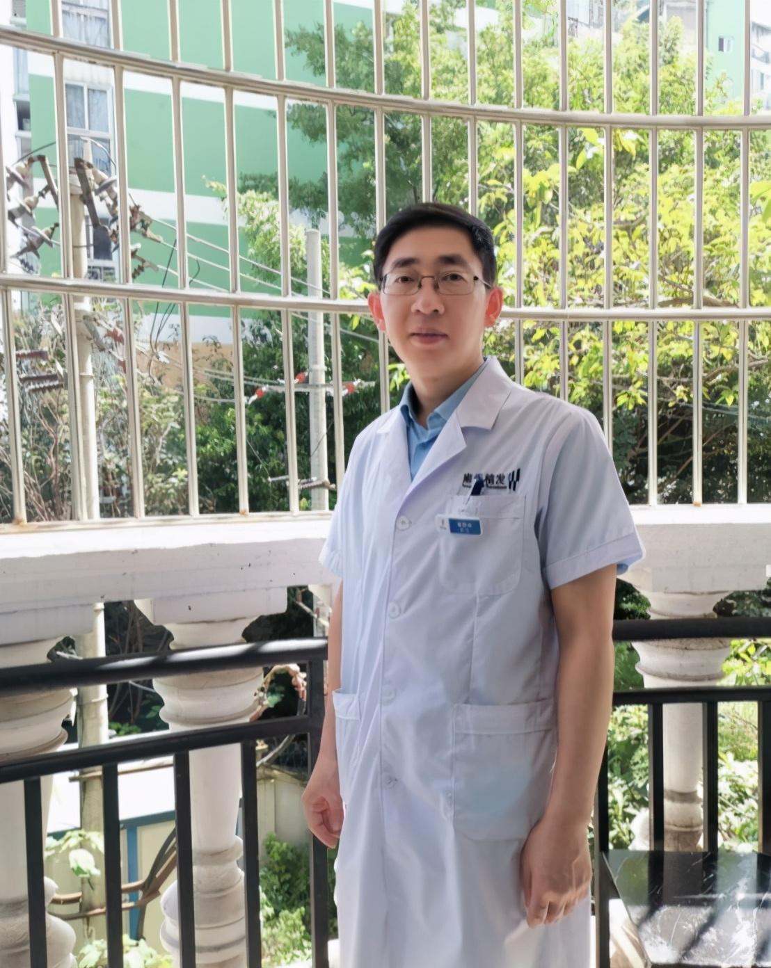 这是今年夏天的时候李医生的自拍,头发效果让李医生还是挺满意的.