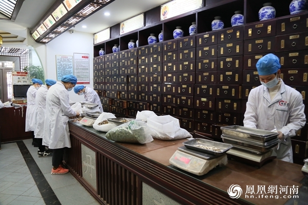 李志忠在诊疗时,坚持沿用中医文化,提倡绿色治疗,通过一些日常的山楂