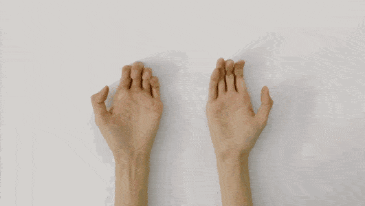 弯曲指关节:手指伸直,然后弯曲指关节,力度以感到舒适为宜,然后伸展