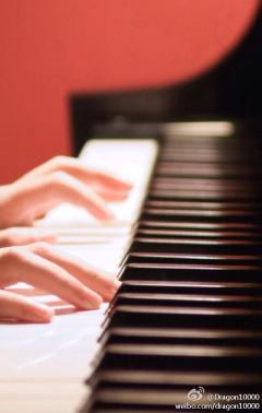 问声乐的大神们,童丽老师唱歌是用真声?假声?