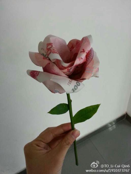 有人知道怎样用三张钱把这朵玫瑰花折隼来吗?