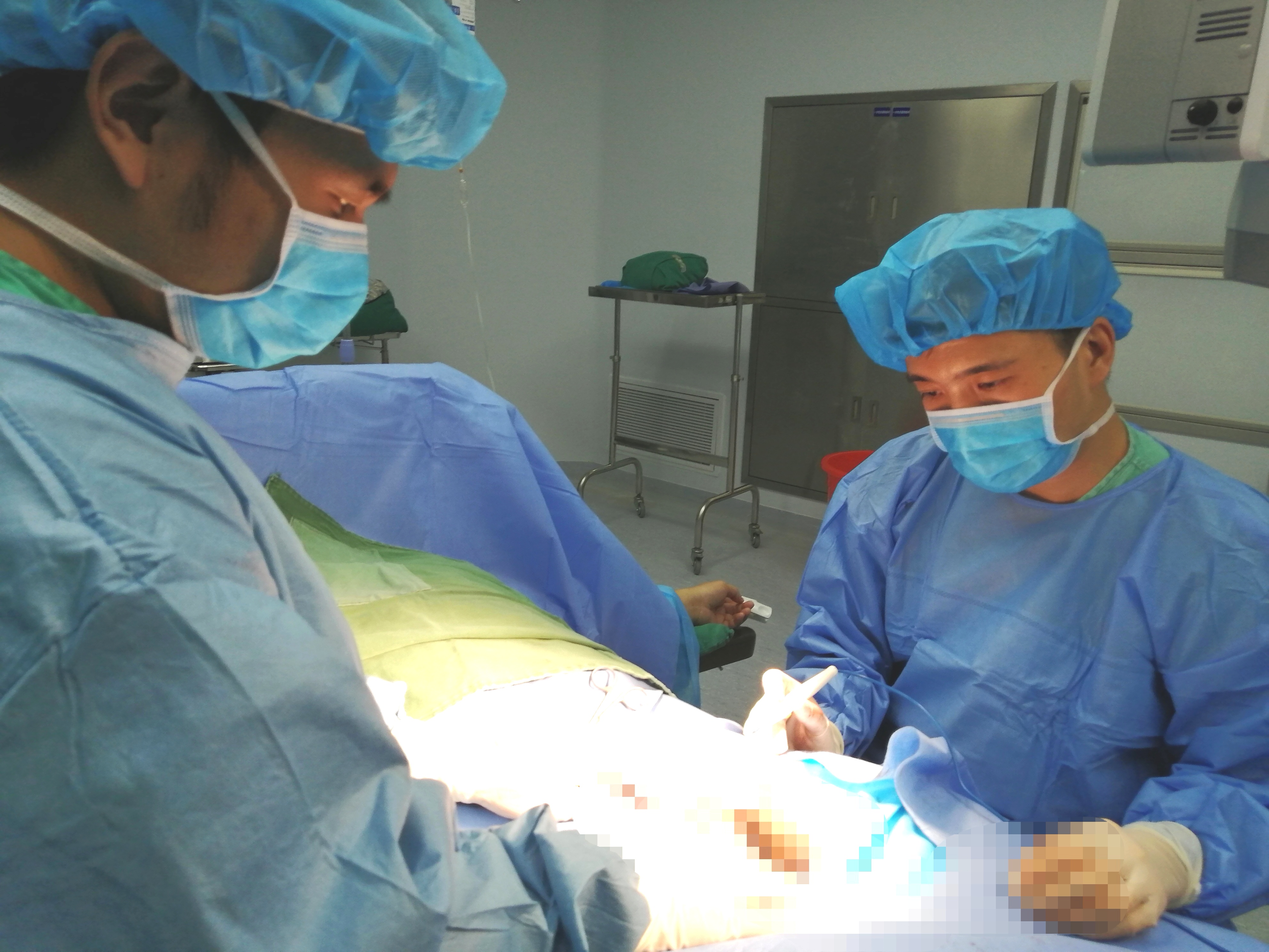 一种隐形的包皮手术:改良式阴茎根部包皮袖状环切术