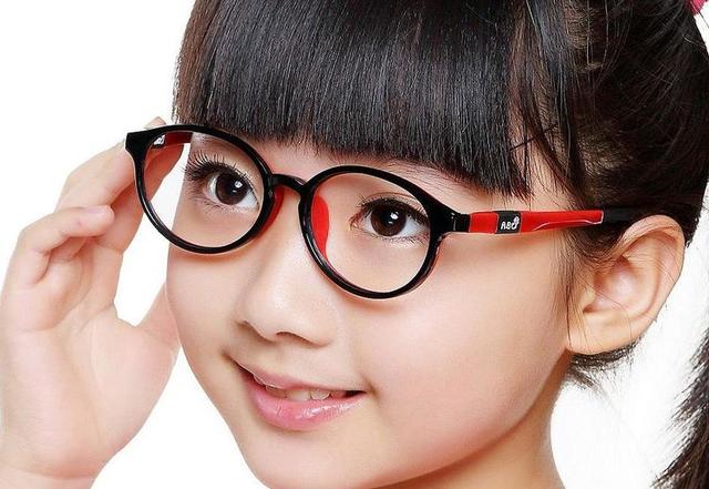 孩子视力模糊就要戴眼镜吗?家长们万万不可弄"假"成"真"