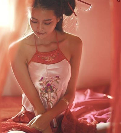 穿裙子的男人们撩起衣角渡河去会情人图片