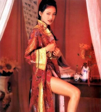 动不动就转过身去,撩起裙子来图片