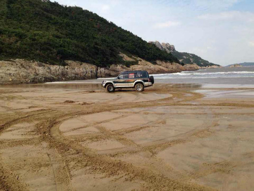 请到台州温岭松门镇交陈的"水桶岙沙滩.这里现在还免费的.