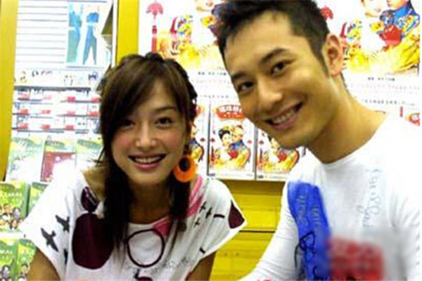 2003年,黄晓明拍摄《还珠格格》第三部时与秦岚相识相恋,虽然