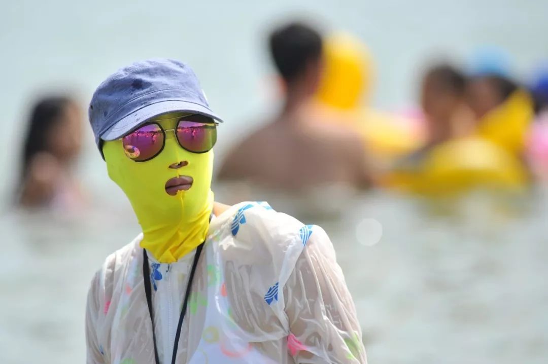 全副武装,穿着"脸基尼",装备堪比"死侍" / 中国新闻图片网因此,护肤品