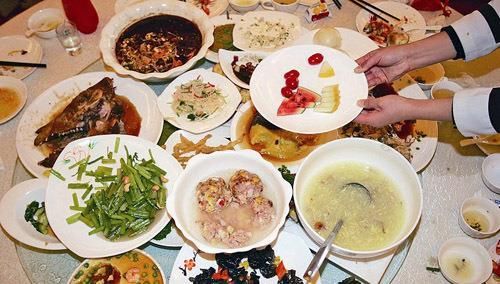 八旬老夫妻为节约吃了隔夜饭,结果双双中风!剩菜可以吃吗?