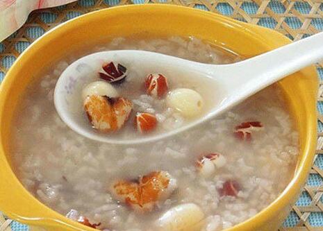 化疗前,病人适宜食用高蛋白,高热量,高维生素的食物,如鸡汤,鸡肉,剔