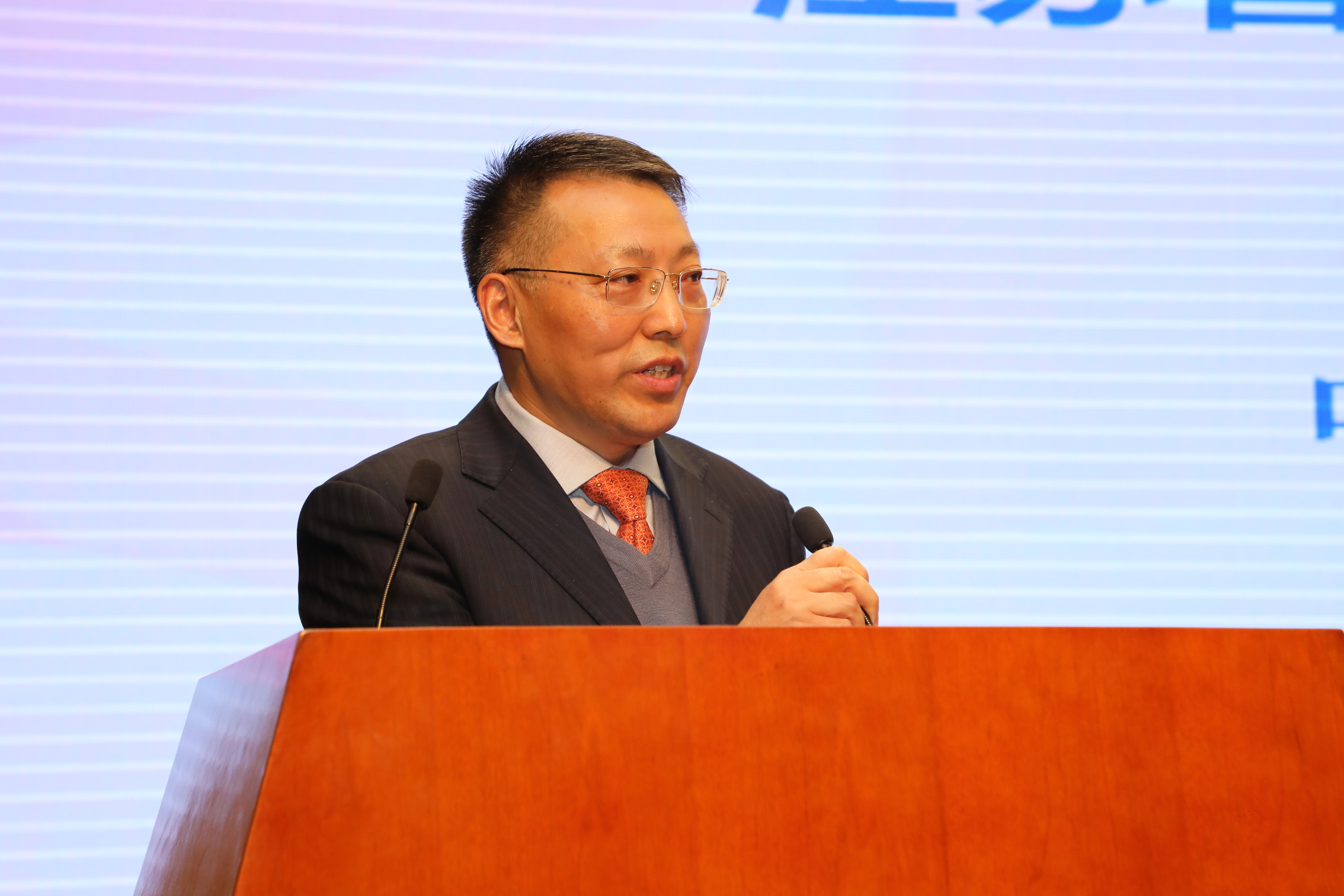 讲座结束后由江苏省人民医院刘燕荣和赵英明医生分享了两例心动过速