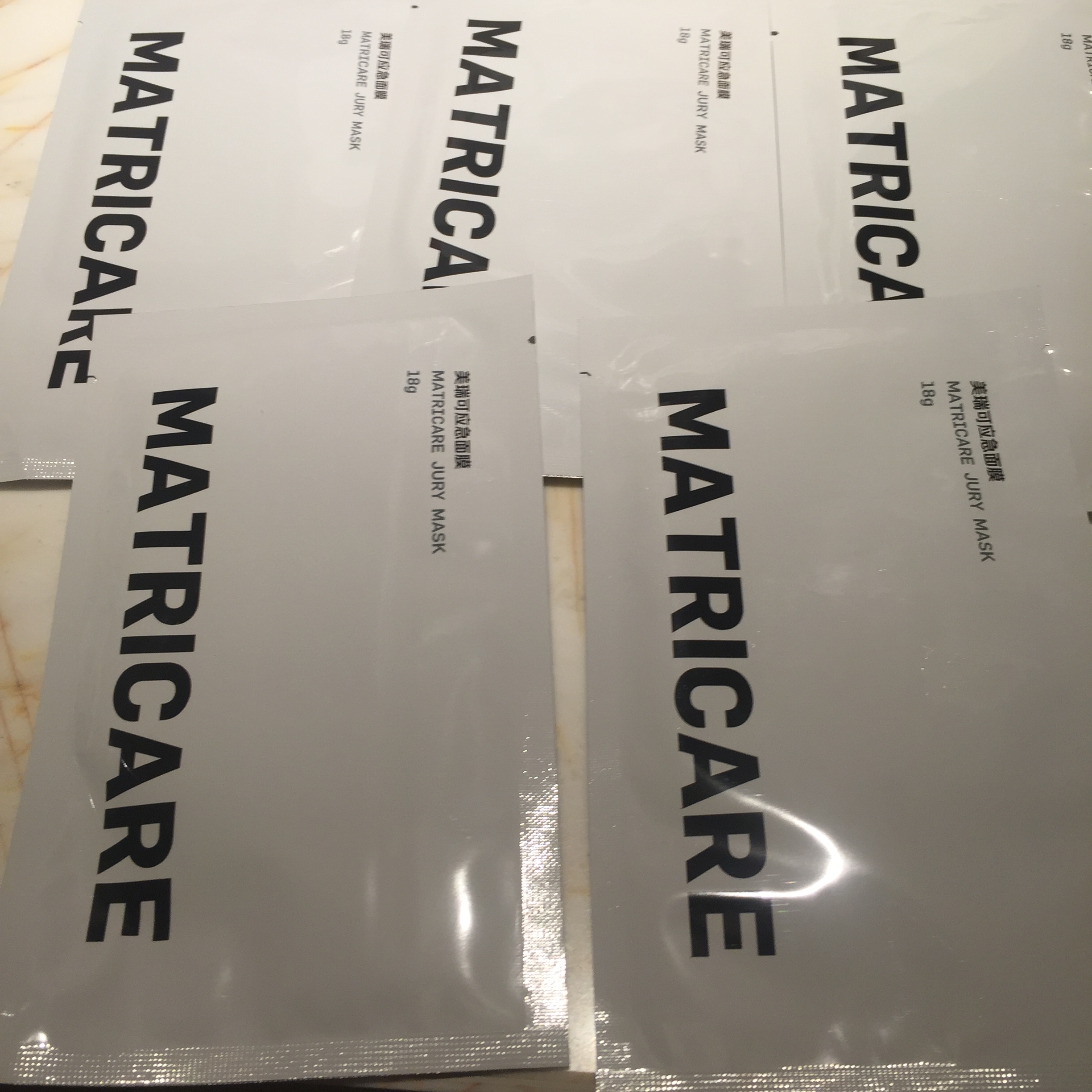 协助肌肤抗击游离自由基,预防脂质异常交联,修复肌肤屏障,锁紧养分