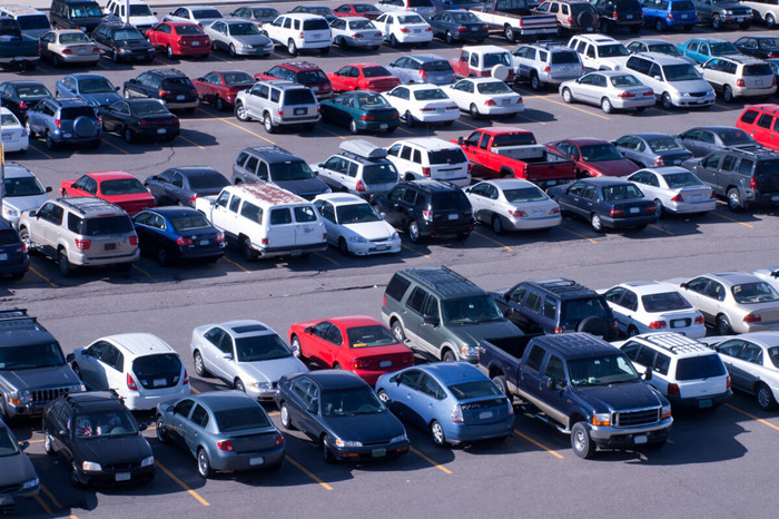 曾经风光的二哥,如今车场拄拐收费!看看他的生活,就知道原因!