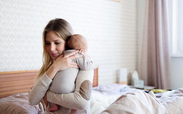 这个哄睡动作有危险,一不注意孩子会受伤变傻!快停下