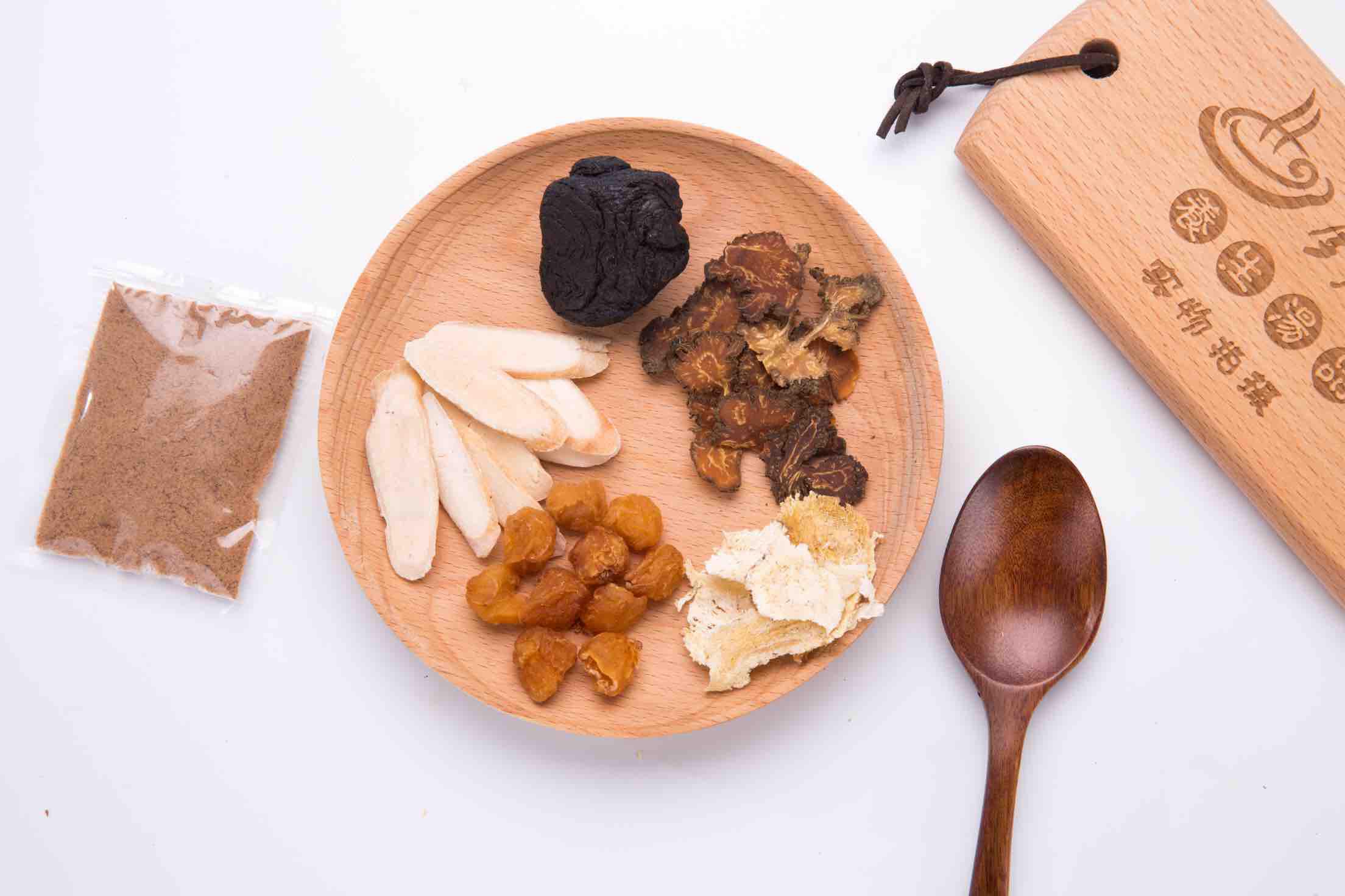 巨胜子,当归,芍药各30克,胡粉15克.研成细末,用蜂密调和成丸子那么大.