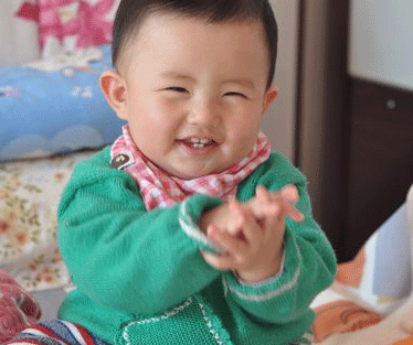 1岁内的宝宝多玩玩这几个小游戏，有助于精细运动的发展！