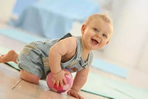 1岁内的宝宝多玩玩这几个小游戏，有助于精细运动的发展！