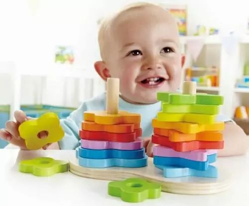 1岁内的宝宝多玩玩这几个小游戏，有助于精细运动的发展！