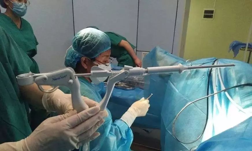 和阴道镜不同,宫腔镜检查是需要在膨宫介质扩张宫腔的情况下,通过插入