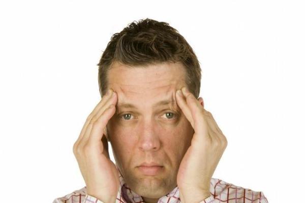 1,愁眉苦脸:每天摆着一张苦瓜脸,会使皮肤细胞缺乏营养成分,脸上的