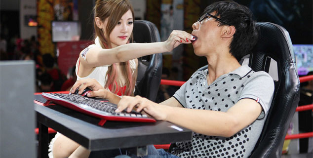 美女服务男子打游戏