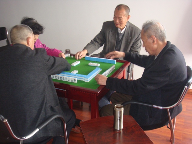 老人打麻将引发颈椎病