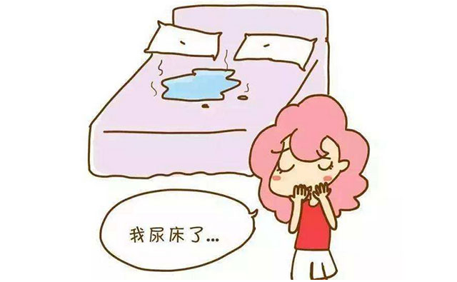 小女孩第一次午休尿床的时候,自己知道害羞,起床后紧紧拉着被子不让