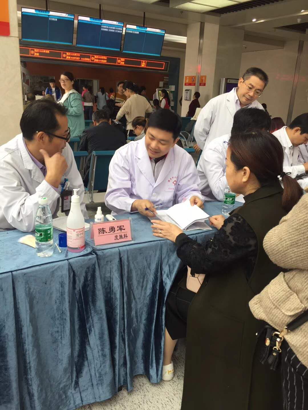 陈言美事:不忘初心,难忘桑梓,回乡义诊,桂花飘香!