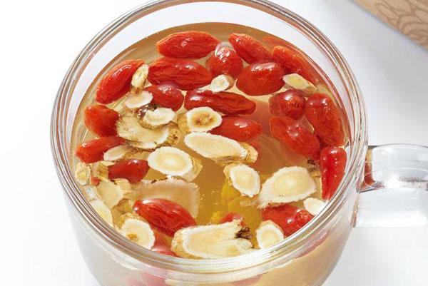 用黄芪枸杞泡水喝养肝护肾消除血栓