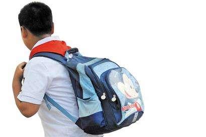 孩子们的脊柱就像是一个力学结构,需要达到平衡,如果书包太重,把孩子