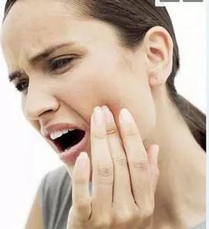 牙齿酸酸痛牙齿敏感症在捣鬼