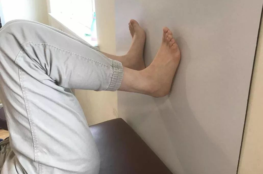 踝关节背屈,脚趾伸展踝关节趾屈时第一跖趾关节趾屈睁眼单腿支撑进行