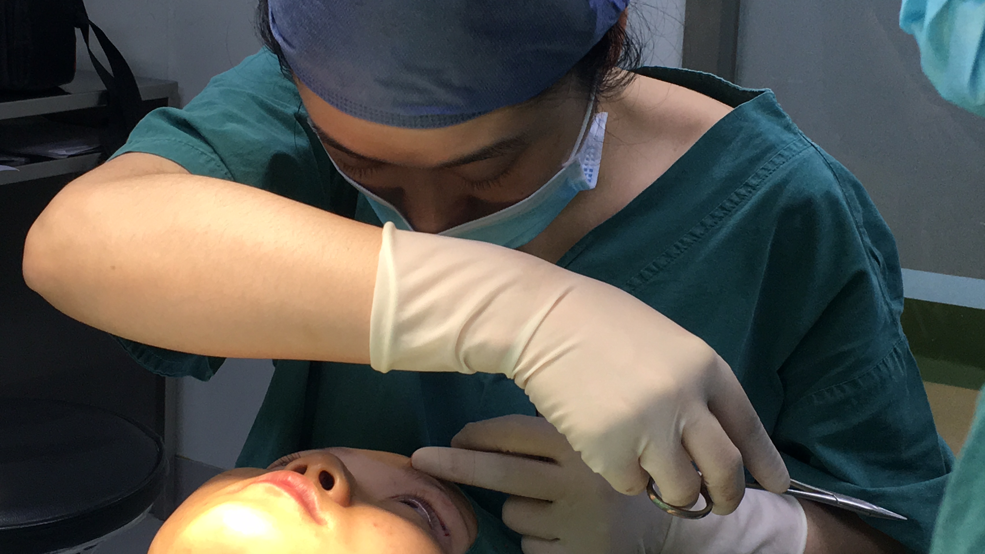 我们 通过对纤维脂肪均细分布的细致观察,把上睑提肌和睑 板前轮匝肌