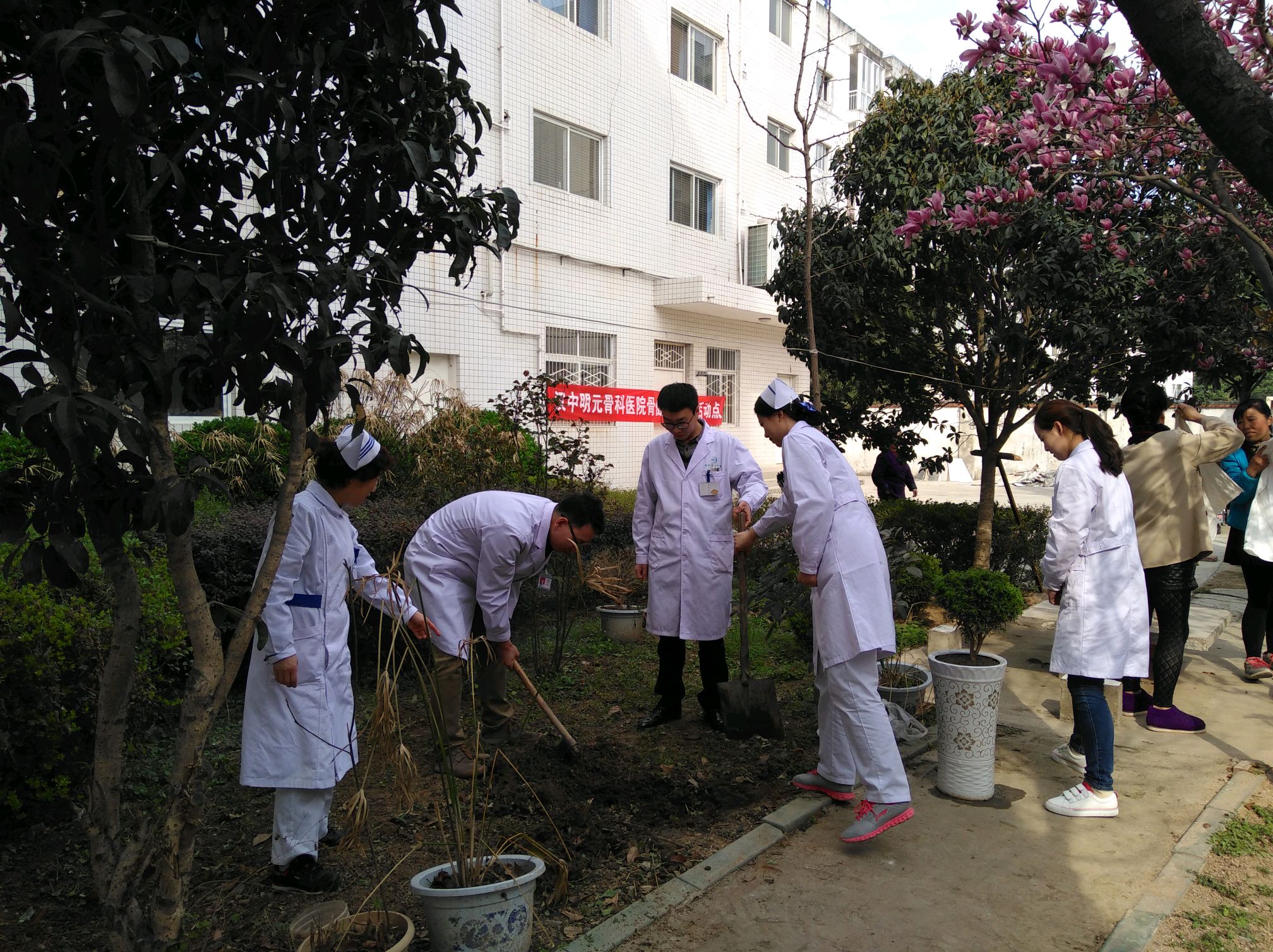 今天明元骨科医院院长吴亚俊带着医生和护士!