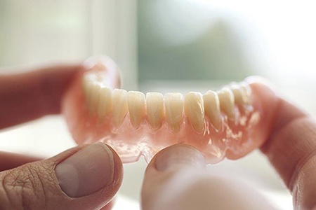 可摘活动义齿,俗称活动假牙,是一种将缺失牙承担的咬合力传递给剩余