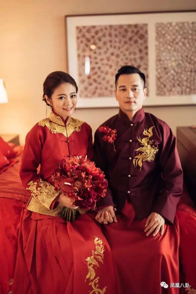 安以轩表妹向以丞微博晒出来两人中式礼服走起,色调都是红红火火哈哈