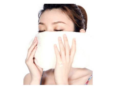 很多人在注射玻尿酸后,不可以采取热敷的形式消除脸上红肿或淤青现象.