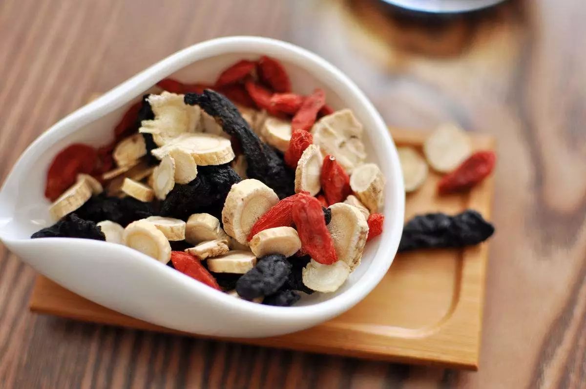 其实,四物汤的煮法灵活多样,想让它更好喝些,只要加料进去就行啦!