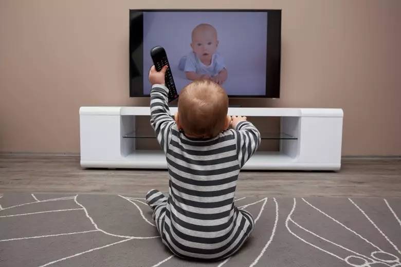 儿童不宜长时间看电视