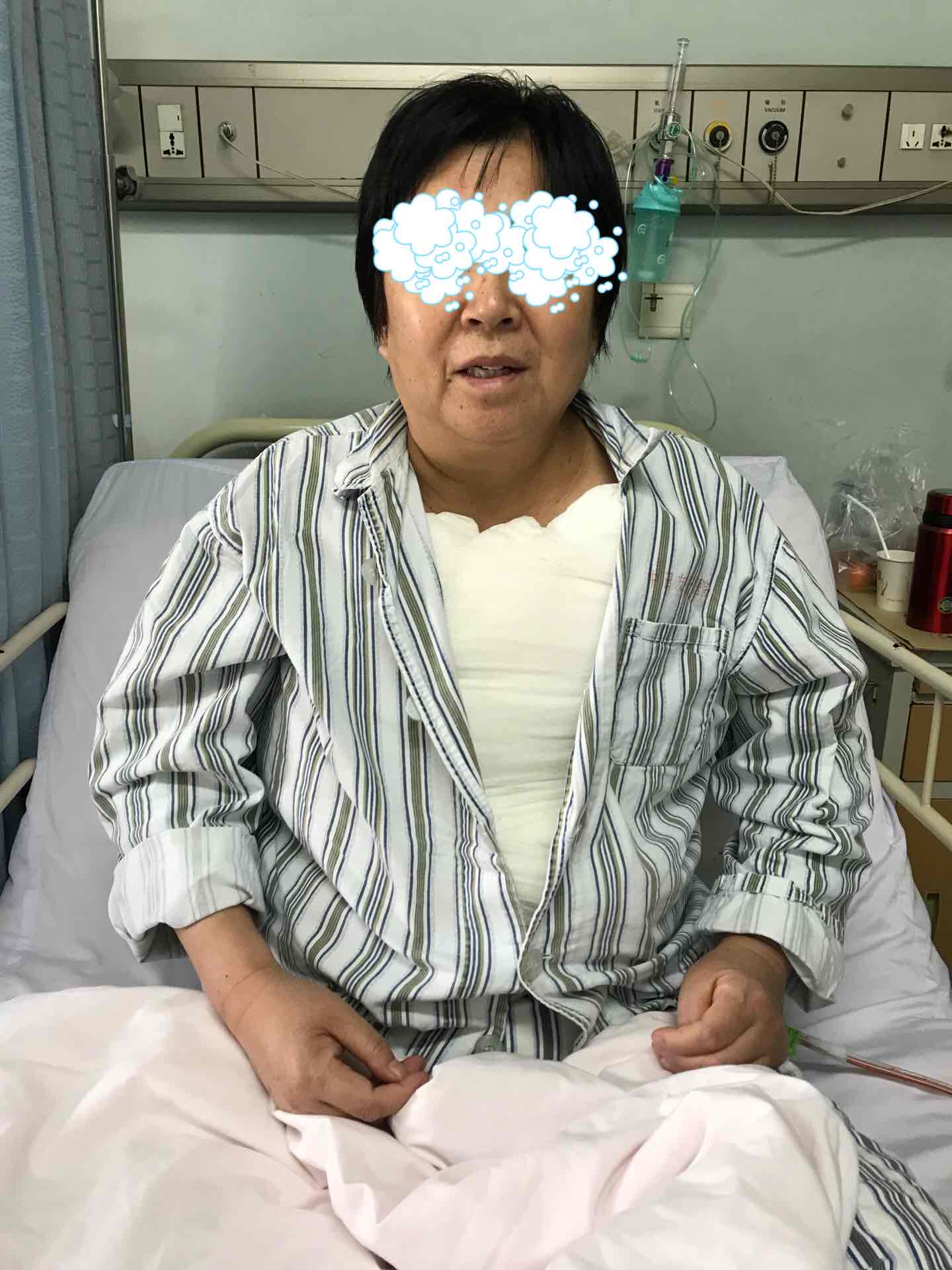 揭开一位女患者胸前纱布紧裹的秘密