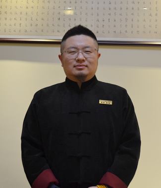 毕业于北京中医药大学,师从三位国家级名老中医鲁兆麟,彭建中,李曰庆