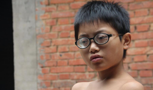 十一岁留守男孩2200度近视戴酒瓶底眼镜