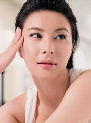大多歹命刻薄,夫妻缘分很浅,甚至一生劳碌无获;而夫妻宫饱满的女人