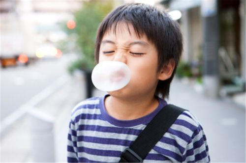嚼口香糖真的可以护牙吗?吞下去会不会黏住肠道?