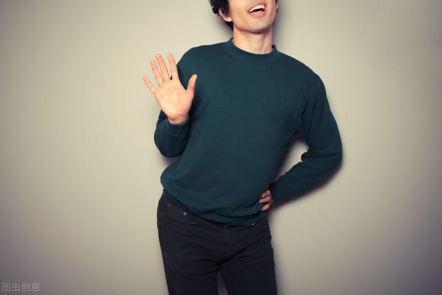 声调上会出现娘娘腔的情况,而且还会出现一些比较女性化的动作