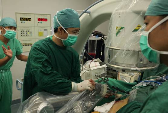 积水潭手外科成功完成首例骨科机器人辅助治疗股骨头缺血性坏死