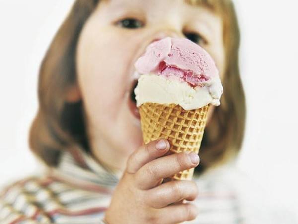 大口吃冷饮容易头疼贪凉吃冰有技巧